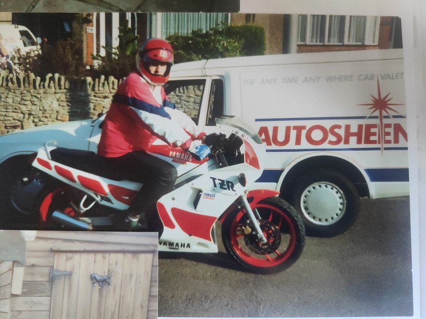 Autosheen van and Yamaha bike